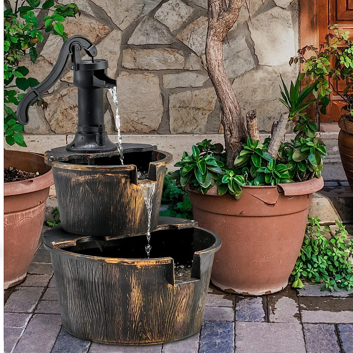 Gartenbrunnen mit Wasserpumpe